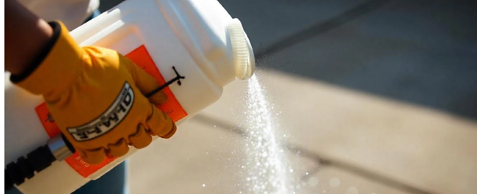 Sodium Hypochlorite (SH) in Pressure Washing